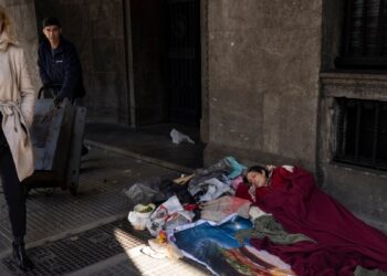 Argentina entra en recesión técnica; aumenta el desempleo bajo políticas de Milei