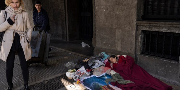 Argentina entra en recesión técnica; aumenta el desempleo bajo políticas de Milei