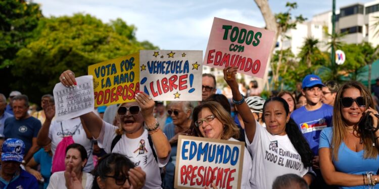 Arrestos e inhabilitaciones de opositores marcan la campaña presidencial en Venezuela