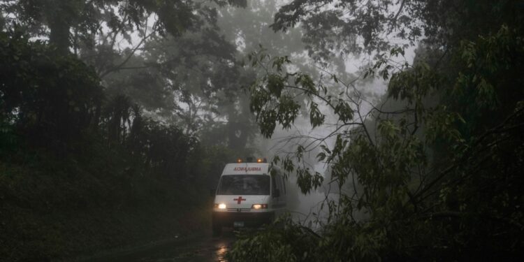 Se elevan a 13 los muertos por las lluvias torrenciales en El Salvador