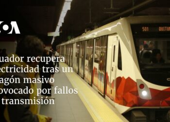 Ecuador recupera electricidad tras un apagón masivo provocado por fallos de transmisión