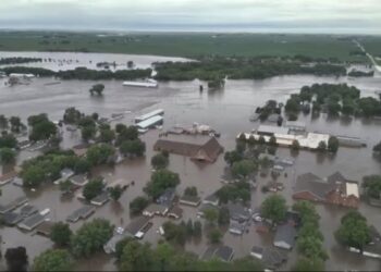 Inundaciones obligan a habitantes a dejar sus casas en partes de Iowa; ola de calor sigue en EEUU