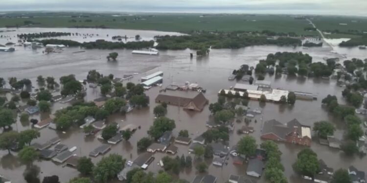 Inundaciones obligan a habitantes a dejar sus casas en partes de Iowa; ola de calor sigue en EEUU