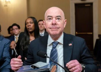 Secretario de Seguridad Nacional, Alejandro Mayorkas, niega el ingreso de 400 individuos conectados con grupos terroristas internacionales.