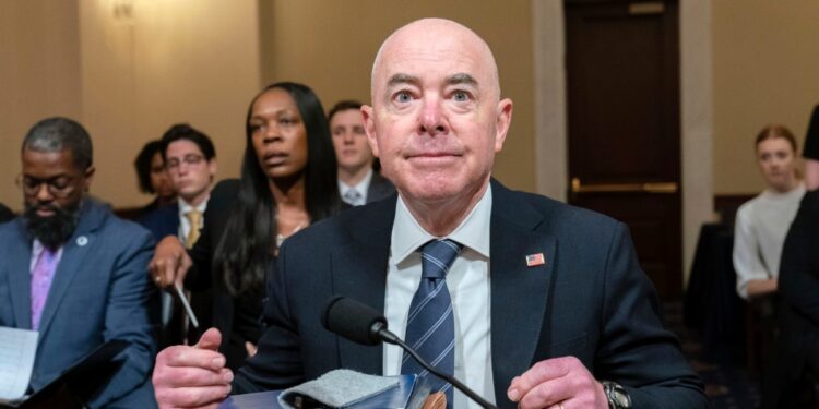 Secretario de Seguridad Nacional, Alejandro Mayorkas, niega el ingreso de 400 individuos conectados con grupos terroristas internacionales.