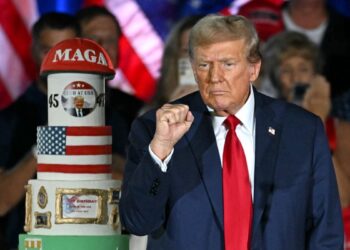 Trump celebra su cumpleaños 78 con ataques a Biden por su edad