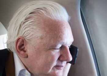 Julian Assange, fundador de WikiLeaks, se dirige a Australia tras declararse culpable en EEUU