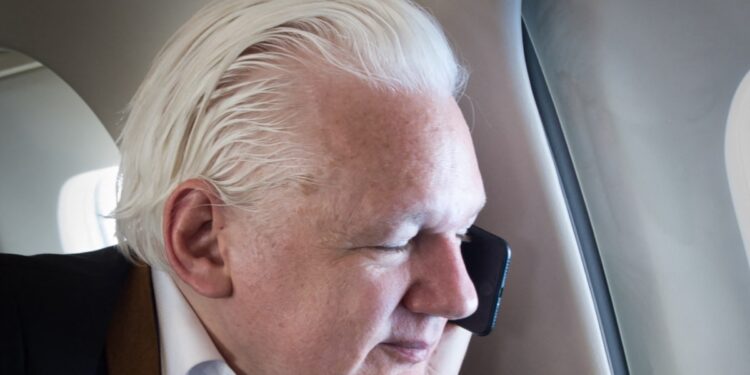 Julian Assange, fundador de WikiLeaks, se dirige a Australia tras declararse culpable en EEUU