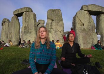 Arrestan a 2 manifestantes que arrojaron pintura al monumento de Stonehenge