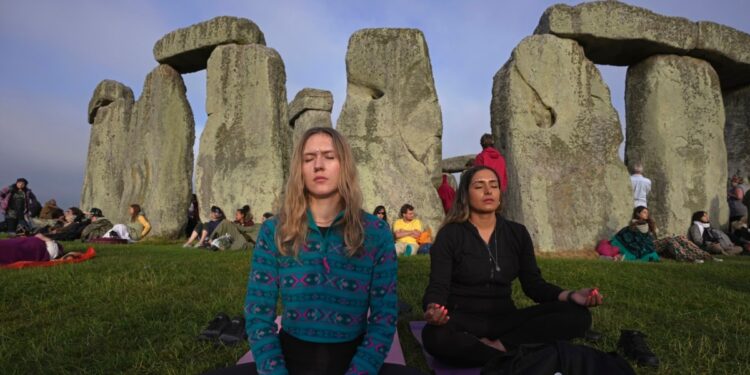 Arrestan a 2 manifestantes que arrojaron pintura al monumento de Stonehenge