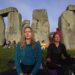 Arrestan a 2 manifestantes que arrojaron pintura al monumento de Stonehenge