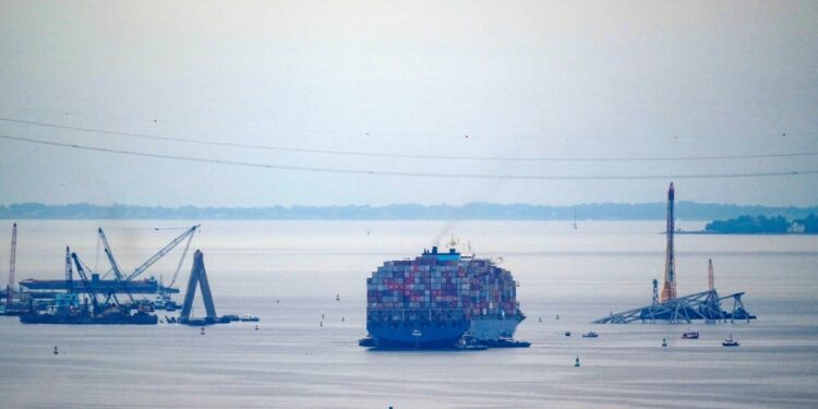 tráfico se reanuda en puerto de Baltimore tras el retiro de puente colapsado