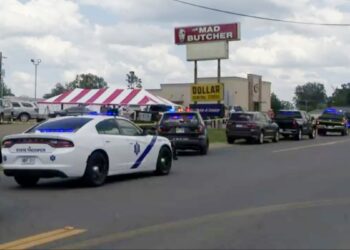 tiroteo en tienda de comestibles deja 2 muertos y 8 heridos en sur de Arkansas
