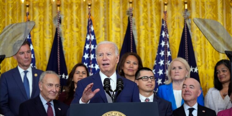 Indocumentados casados con ciudadanos de EEUU tendrán nueva vía de regularización migratoria