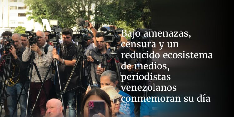 Bajo amenazas, censura y un reducido ecosistema de medios, periodistas venezolanos conmemoran su día 