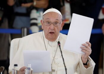 El papa Francisco dice al G7 que los humanos no deben perder el control de la IA
