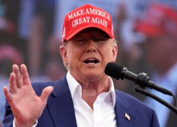 Trump regresa al Capitolio para reunirse con legisladores republicanos, por primera vez desde el ataque del 6 de enero