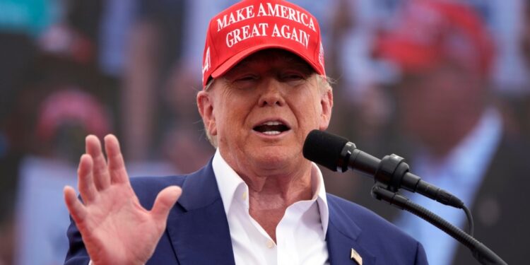 Trump regresa al Capitolio para reunirse con legisladores republicanos, por primera vez desde el ataque del 6 de enero