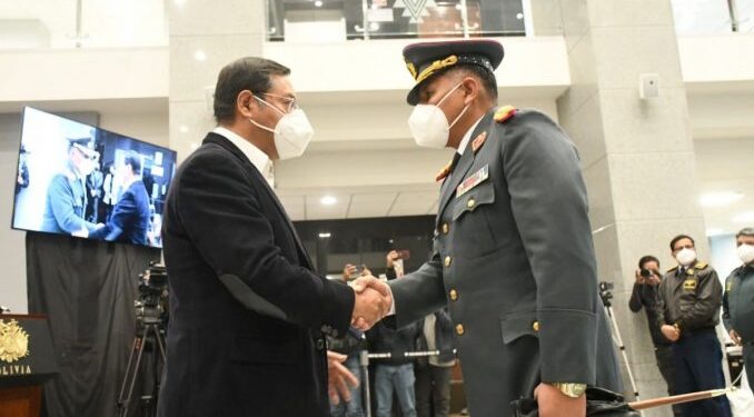 Presidente Arce nombra nuevo comandante del Ejército en Bolivia mientras que presencia militar se disipa en La Paz