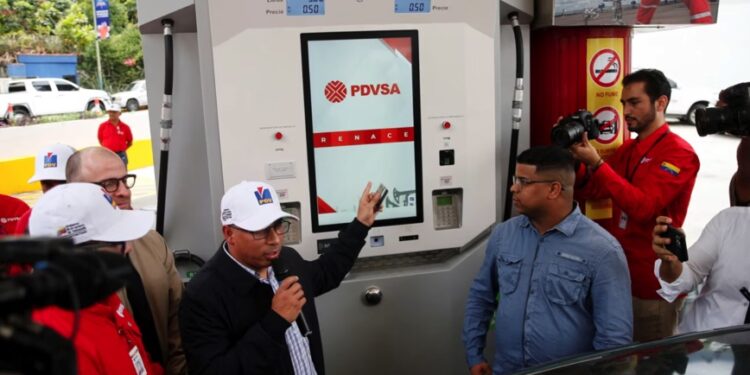 China echa una mano a Venezuela para transportar y vender mejor su gasolina