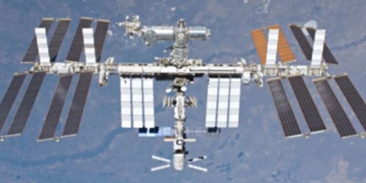 Un satélite ruso se rompe en el espacio, deja escombros y hace refugiar a astronautas de EEI