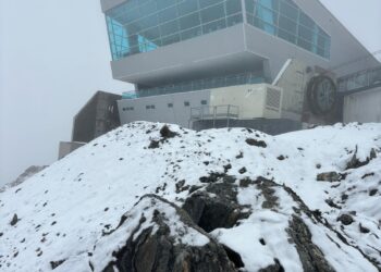 Una intensa nevada cubrió de blanco el Pico Espejo