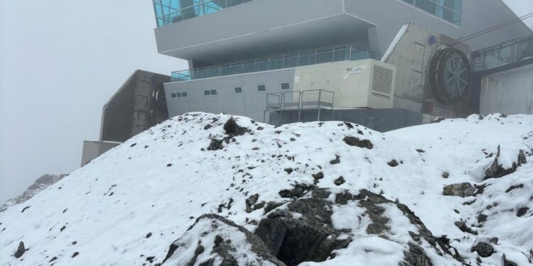 Una intensa nevada cubrió de blanco el Pico Espejo