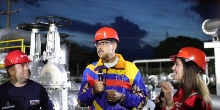 Maduro invita a empresarios extranjeros a invertir en sector petrolero de Venezuela
