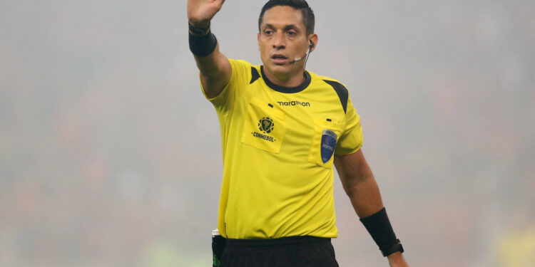 Árbitro venezolano dirigirá el partido inaugural de la Copa América