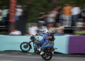Dos muertos en accidente de motopirueta entre civiles y policías