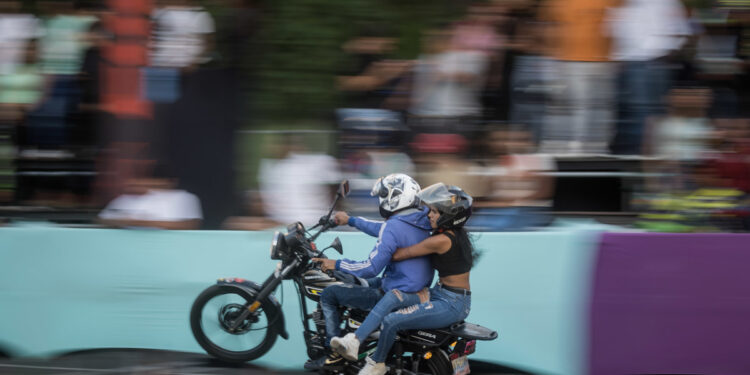 Dos muertos en accidente de motopirueta entre civiles y policías