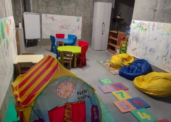 Ucrania construye escuelas subterráneas para garantizar continuidad de clases presenciales