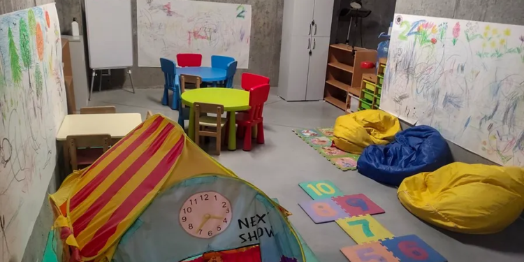 Ucrania construye escuelas subterráneas para garantizar continuidad de clases presenciales