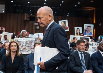 Director general de Boeing defiende historial de seguridad de la compañía ante el Congreso de EEUU