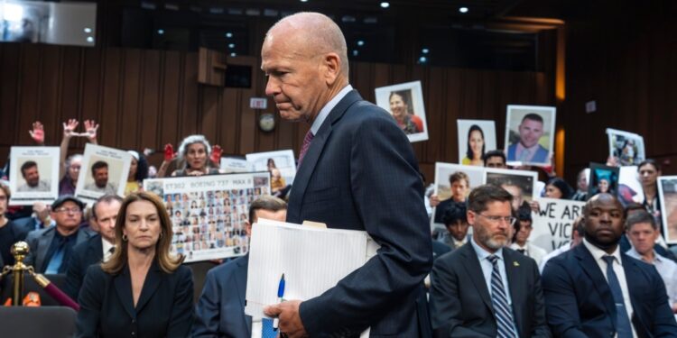 Director general de Boeing defiende historial de seguridad de la compañía ante el Congreso de EEUU