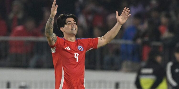 Chile golea y toma vuelo antes de la Copa América a costa de Paraguay