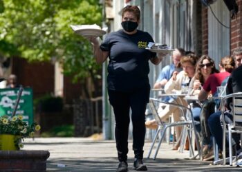 latinas son mayoría en sectores dependientes de propinas