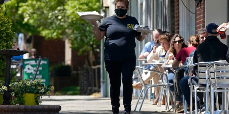 latinas son mayoría en sectores dependientes de propinas