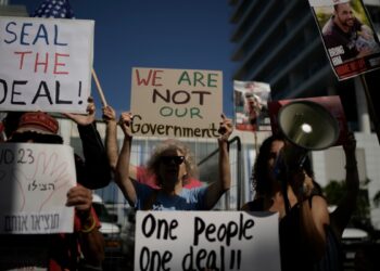 Hizbulá lanza decenas de cohetes al norte de Israel mientras el cese al fuego pende de un hilo