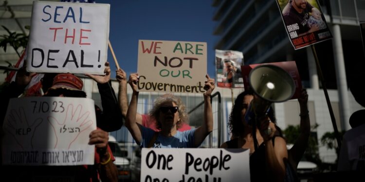 Hizbulá lanza decenas de cohetes al norte de Israel mientras el cese al fuego pende de un hilo