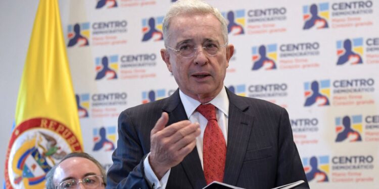 Álvaro Uribe advierte sobre crisis de seguridad en Colombia y llama a la acción urgente