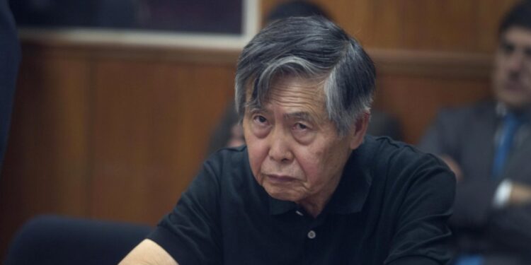 Alberto Fujimori permanece estable, pero con muchos dolores, tras ser ingresado en una UCI