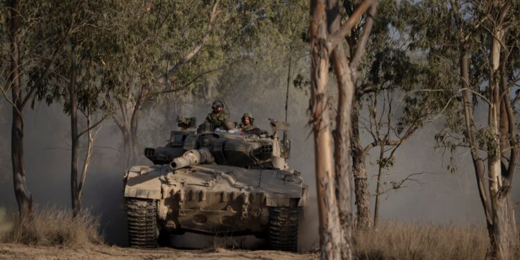 Tanques israelíes avanzan hacia zonas del norte y el sur de Gaza