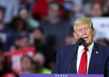 Juez levanta parcialmente la orden mordaza contra Trump