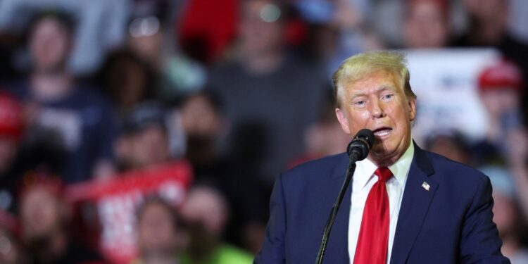 Juez levanta parcialmente la orden mordaza contra Trump