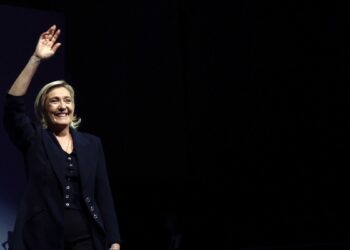 Extrema derecha lidera elección legislativa en Francia, pero resultados siguen inciertos