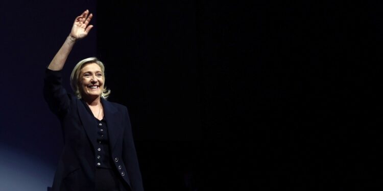 Extrema derecha lidera elección legislativa en Francia, pero resultados siguen inciertos