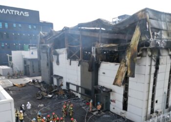 Al menos 16 muertos en un incendio en una fábrica de baterías en Corea del Sur