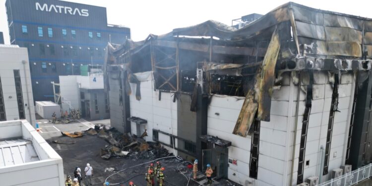 Al menos 16 muertos en un incendio en una fábrica de baterías en Corea del Sur