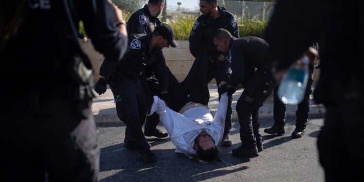 Sobre EEUU frente a la guerra de Israel en Gaza, el secretario de Defensa Lloyd Austin recibe en Washington su colega israelí Yoav Gallant.